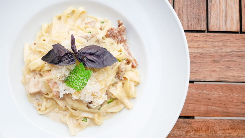 fettuccine Alfredo con pollo y parmesano