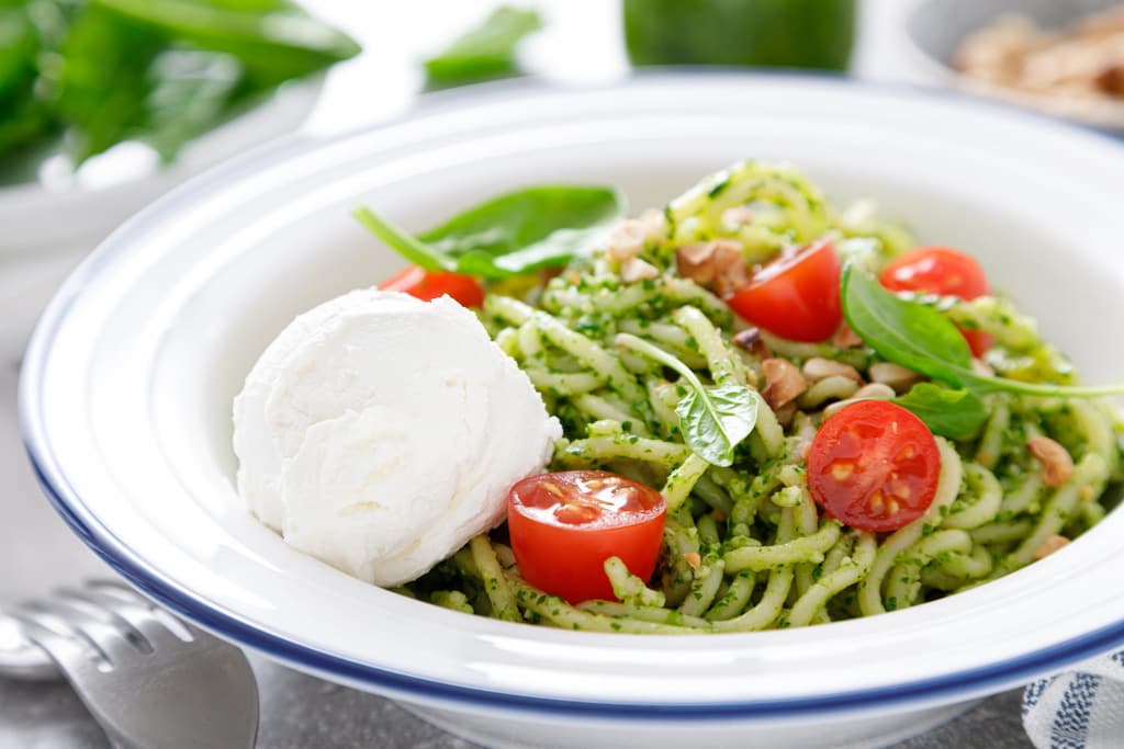 pasta al pesto con burrata y tomates cherry