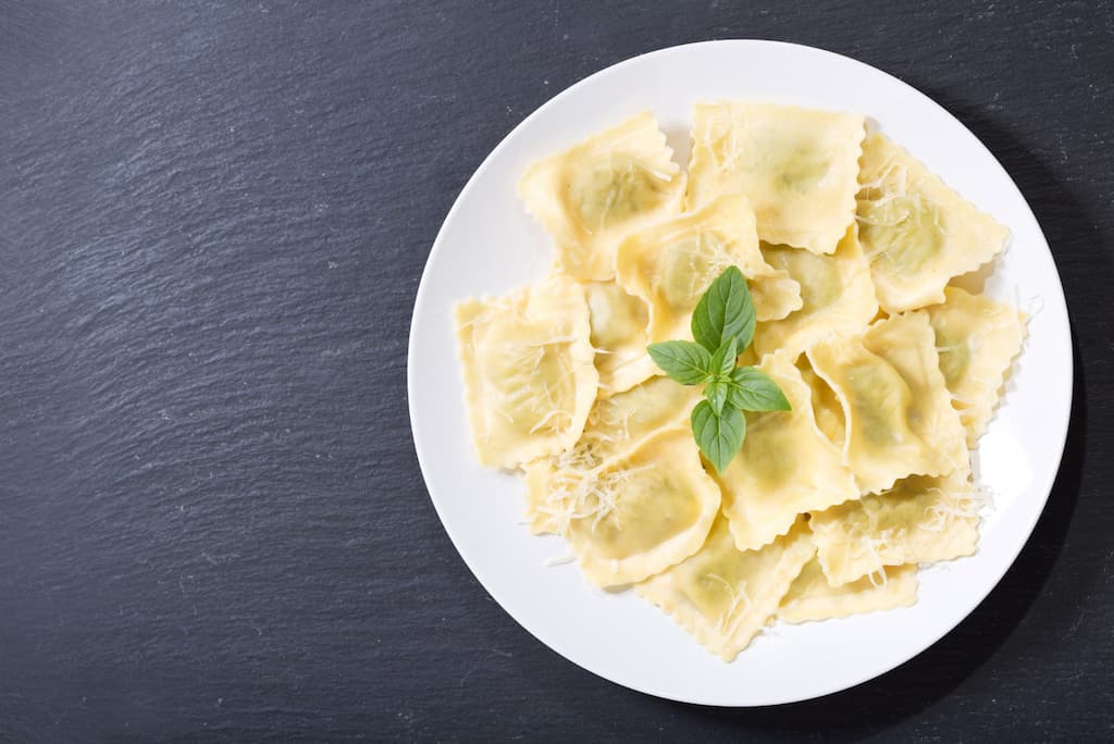 raviolis con mantequilla, salvia y parmesano
